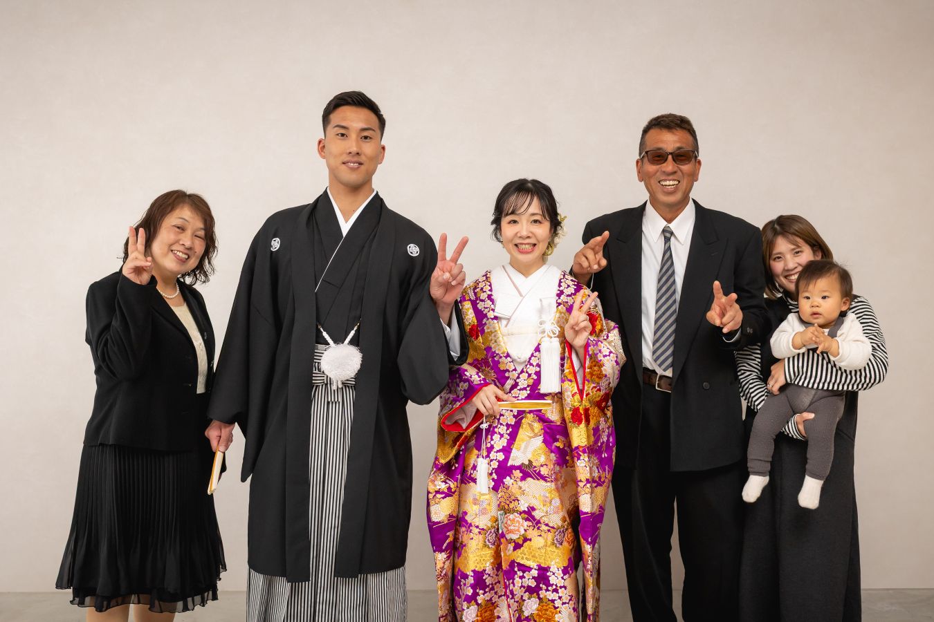 松山スタジオで撮影された新郎新婦様のお写真　ご家族様と集合写真！