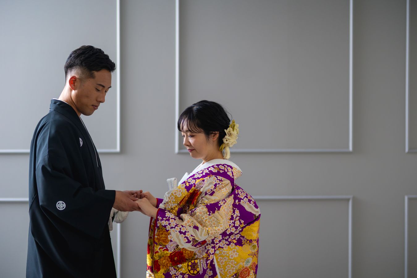 松山スタジオで撮影された新郎新婦様のお写真　色打掛の華やかなデザインが目を引きます