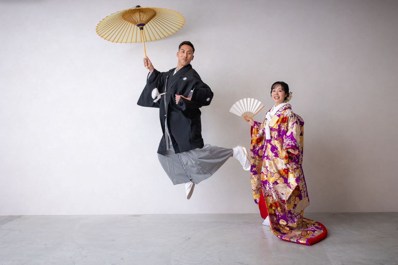 松山スタジオで撮影された新郎新婦様のお写真　新郎様のジャンプ力に脱帽！新婦様も驚いてます！