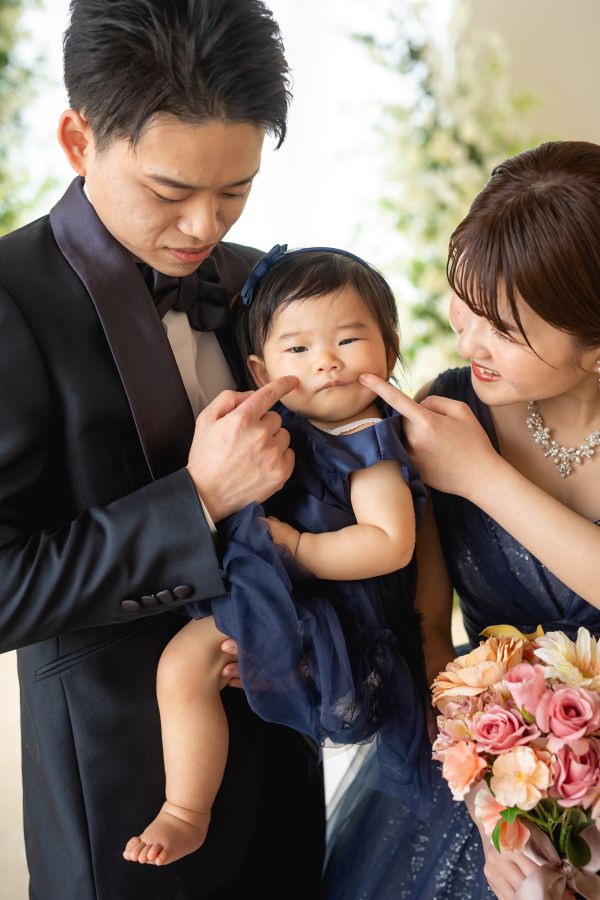松山スタジオで撮影された新郎新婦様のお写真　お子様も一緒に！笑ってもらうために新郎新婦様頑張ってます