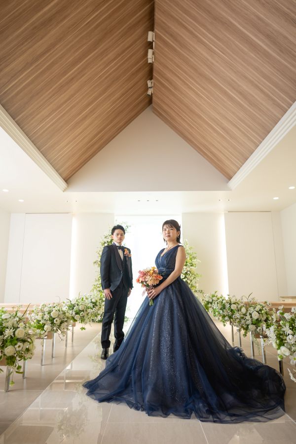 松山スタジオで撮影された新郎新婦様のお写真　タキシードカラードレス姿の新郎新婦様