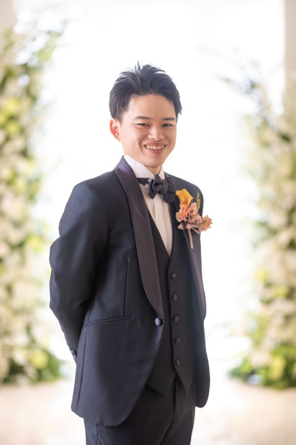 松山スタジオで撮影された新郎新婦様のお写真　新郎様のソロカット