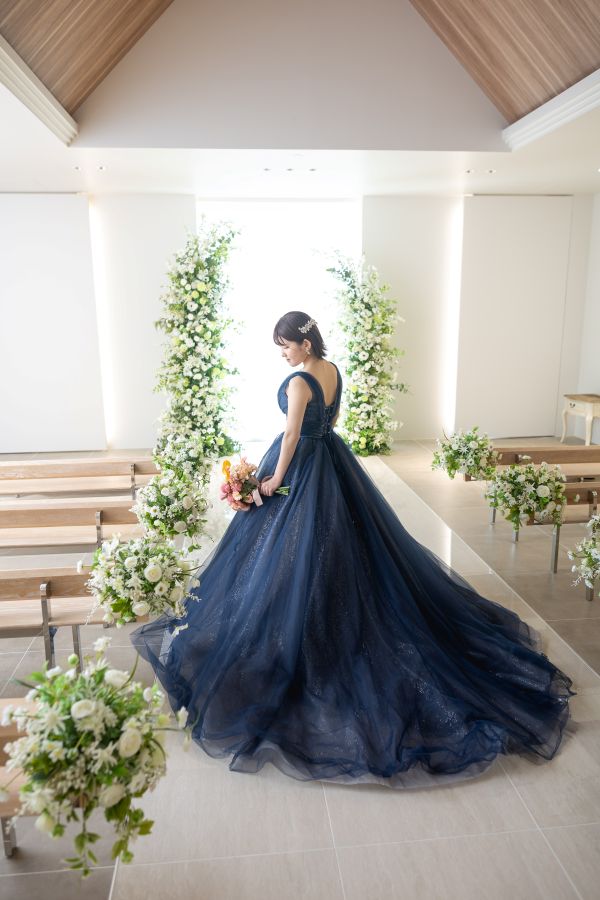 松山スタジオで撮影された新郎新婦様のお写真　新婦様の後ろ姿　ボリュームたっぷりでとってもかわいいです
