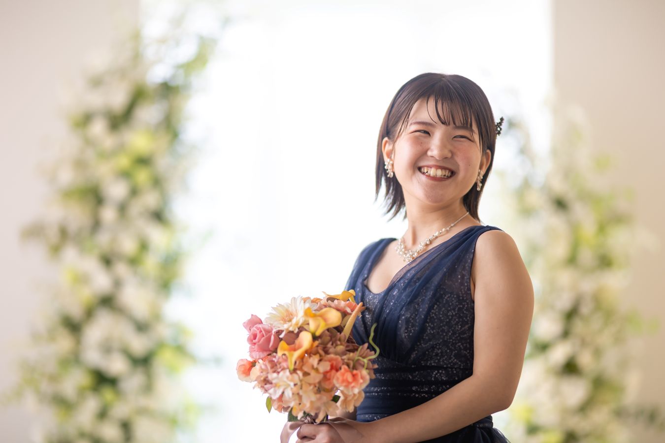 松山スタジオで撮影された新郎新婦様のお写真　新郎様へ素敵な笑顔を向ける新婦様