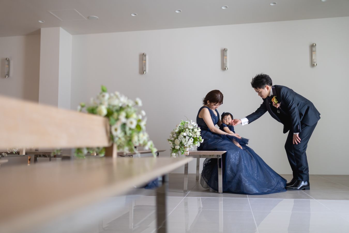 松山スタジオで撮影された新郎新婦様のお写真　家族時間を過ごす新郎新婦様とお子様