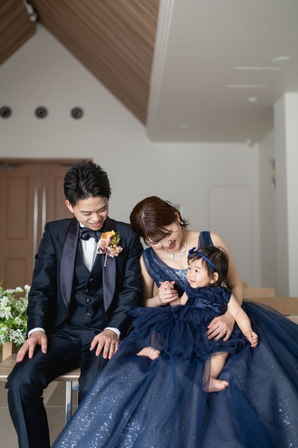 松山スタジオで撮影された新郎新婦様のお写真　お子様と遊ぶ新郎新婦様