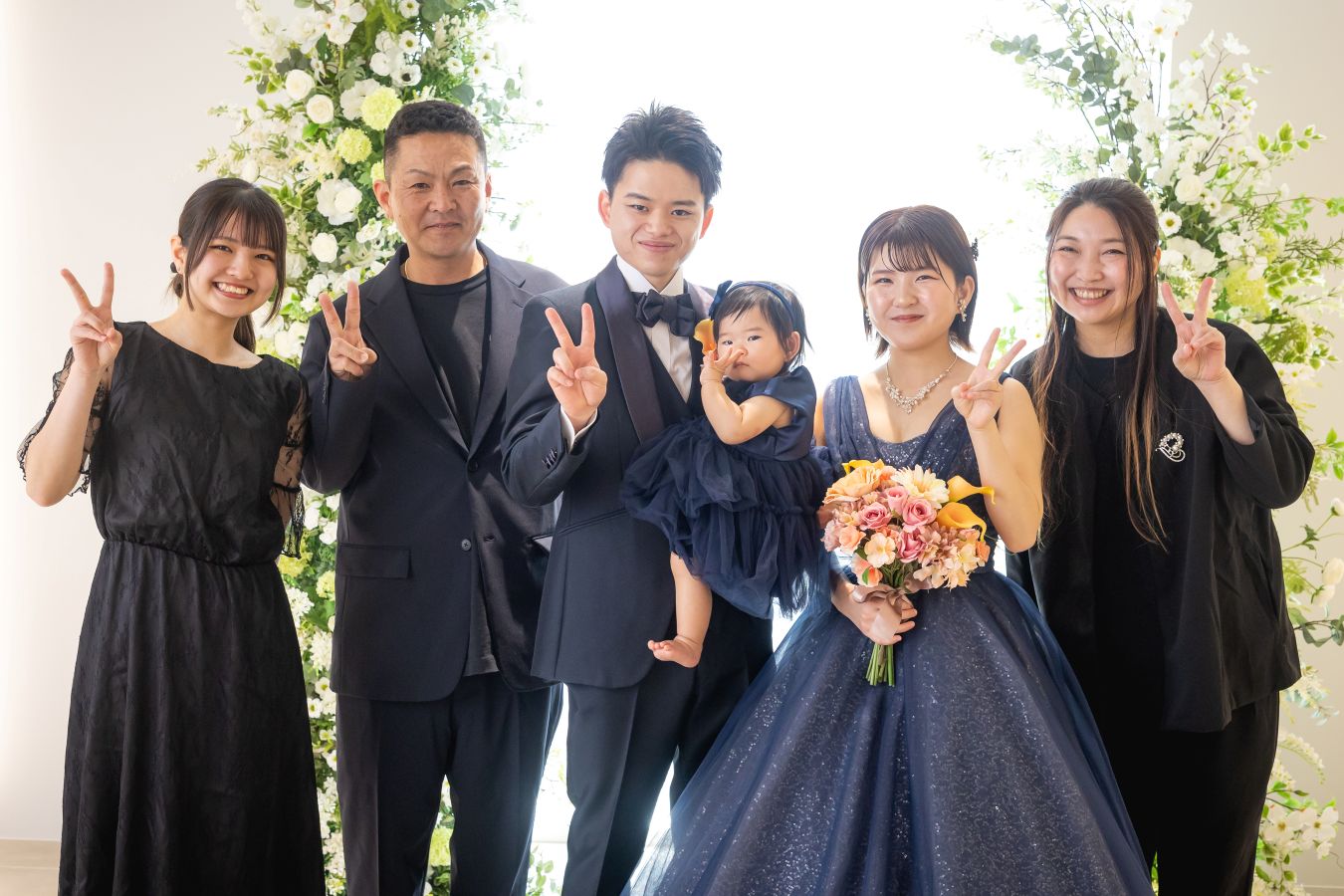松山スタジオで撮影された新郎新婦様のお写真　ご家族様とお写真を撮る新郎新婦様
