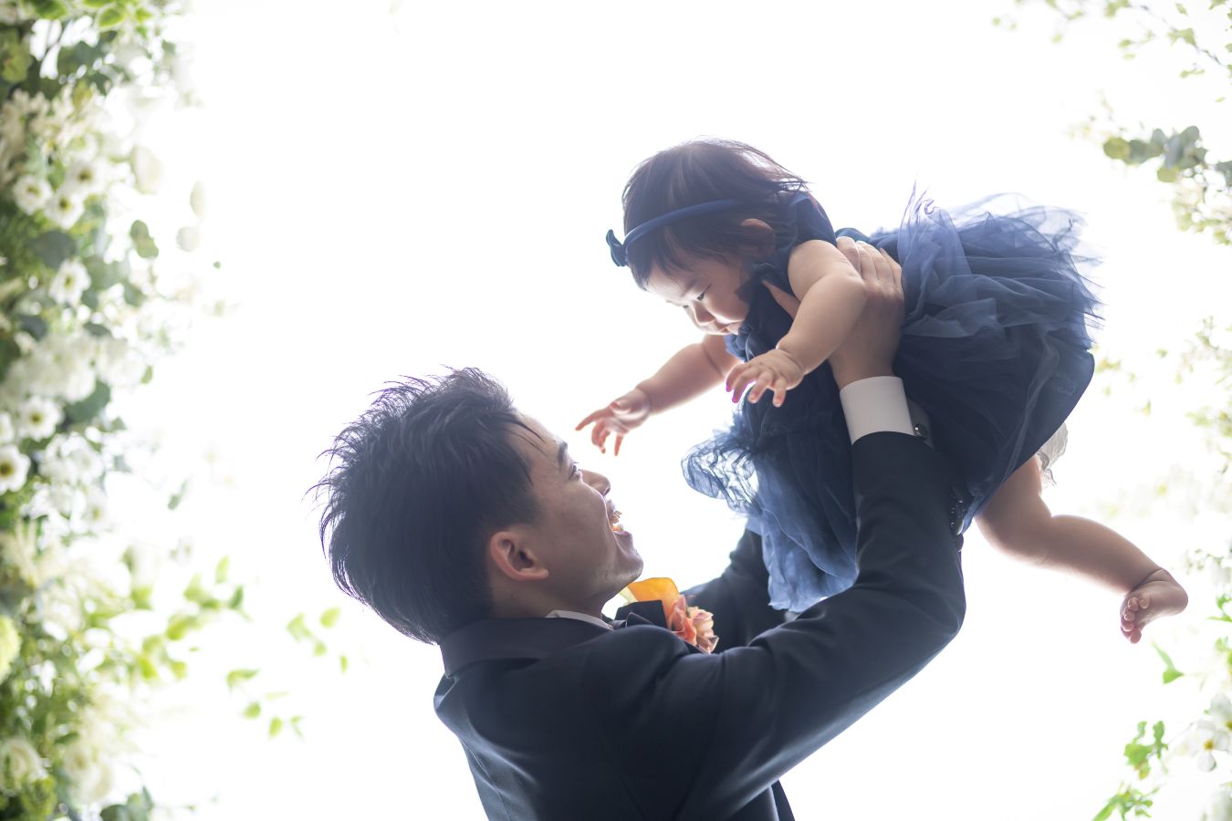 松山スタジオで撮影された新郎新婦様のお写真　お子様を高い高いする新郎様