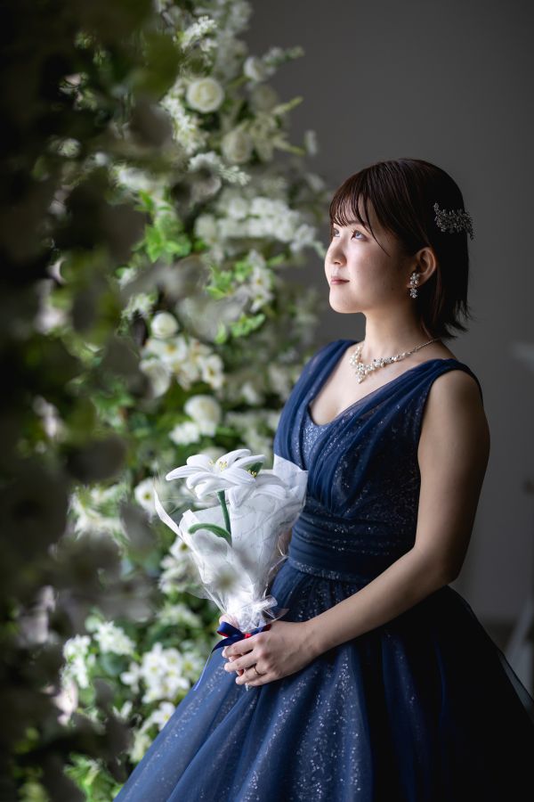 松山スタジオで撮影された新郎新婦様のお写真　カラードレスのキラキラ感もとっても可愛いです