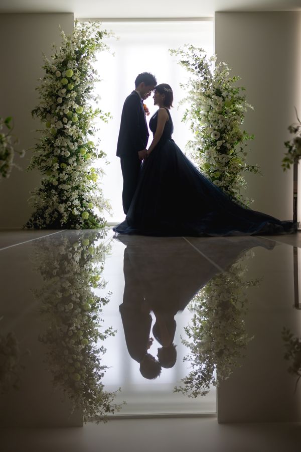 松山スタジオで撮影された新郎新婦様のお写真　バージンロードに写る新郎新婦様のお姿がとってもドラマチック