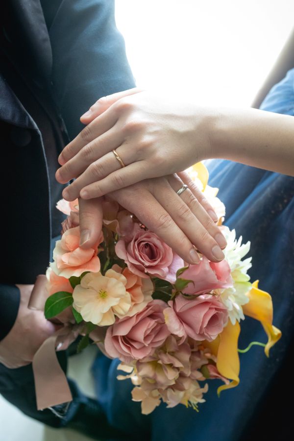 松山スタジオで撮影された新郎新婦様のお写真　お二人の大切な指輪