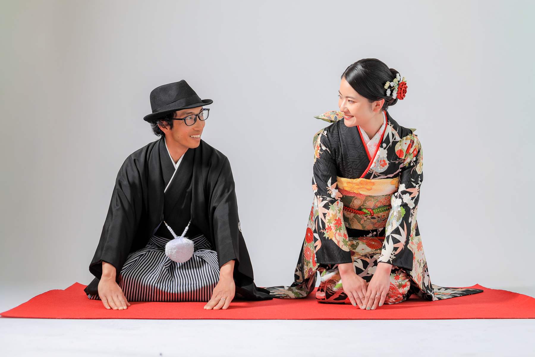 正座で見つめ合うお2人