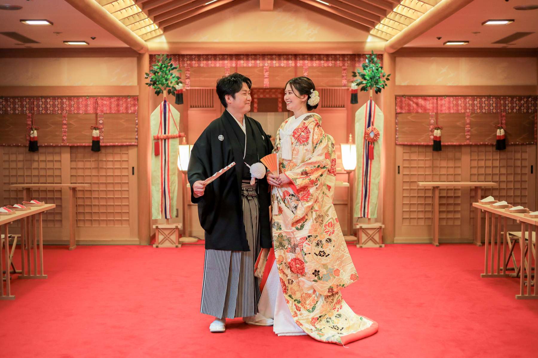 神殿で全身写真