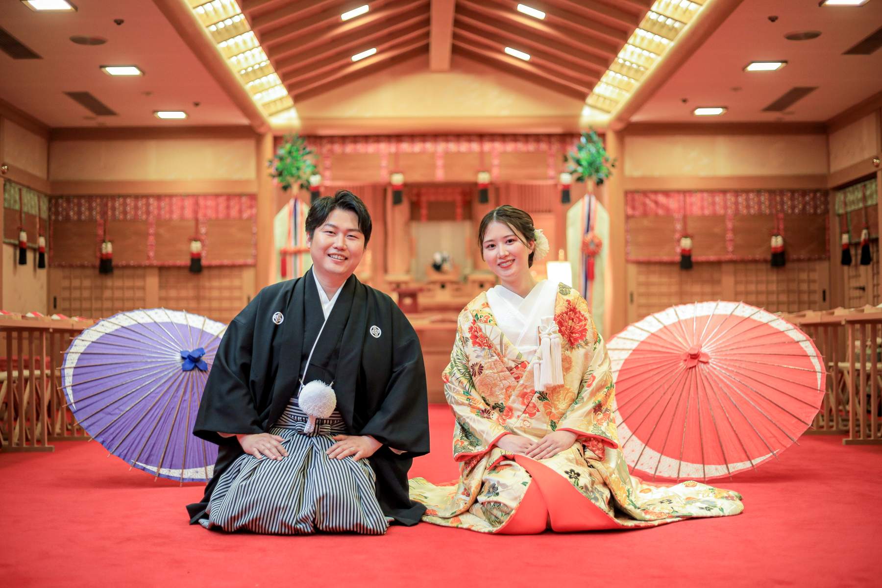 正座で寄り添う写真