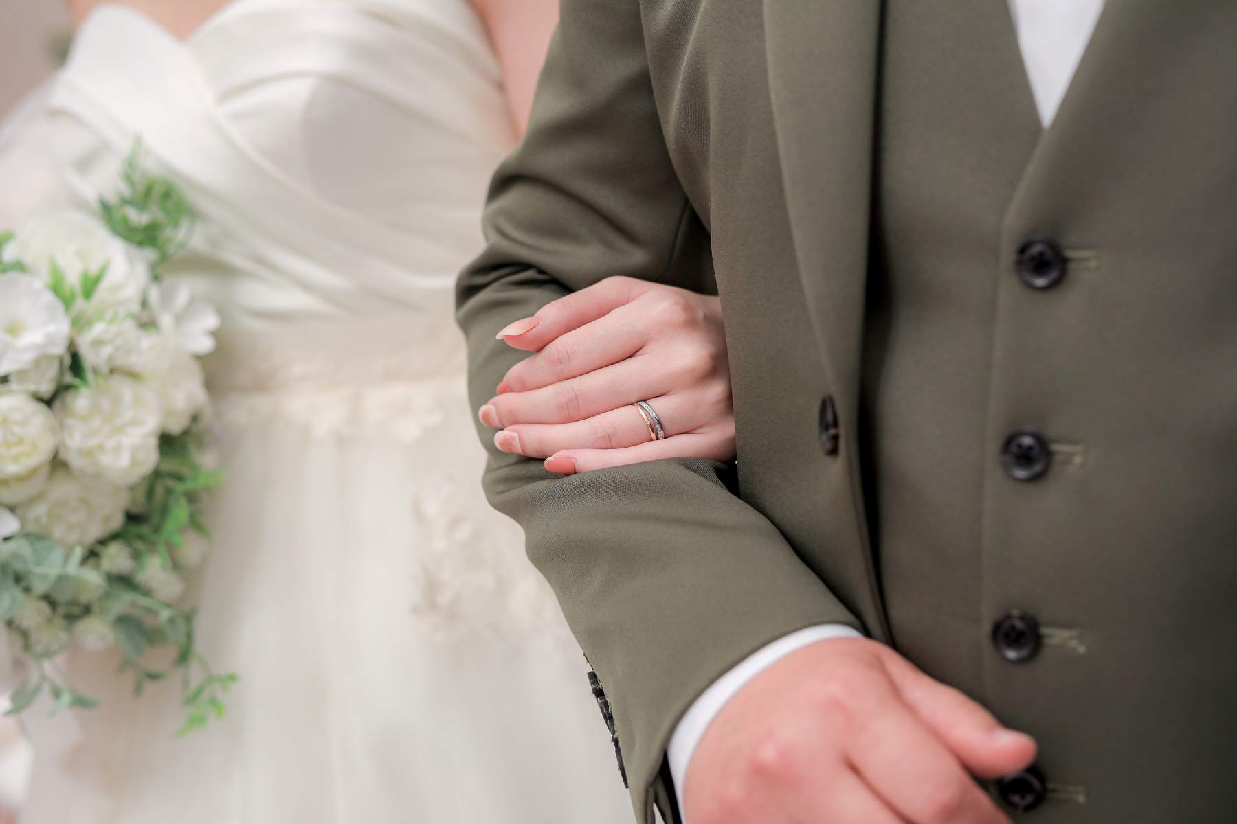 新郎にエスコートされる新婦