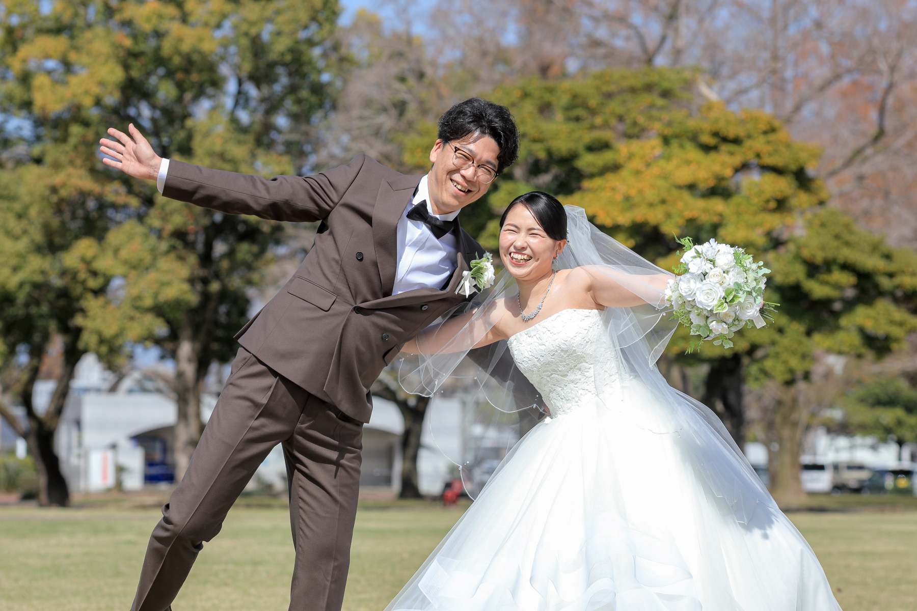 ラフにポーズをするお2人