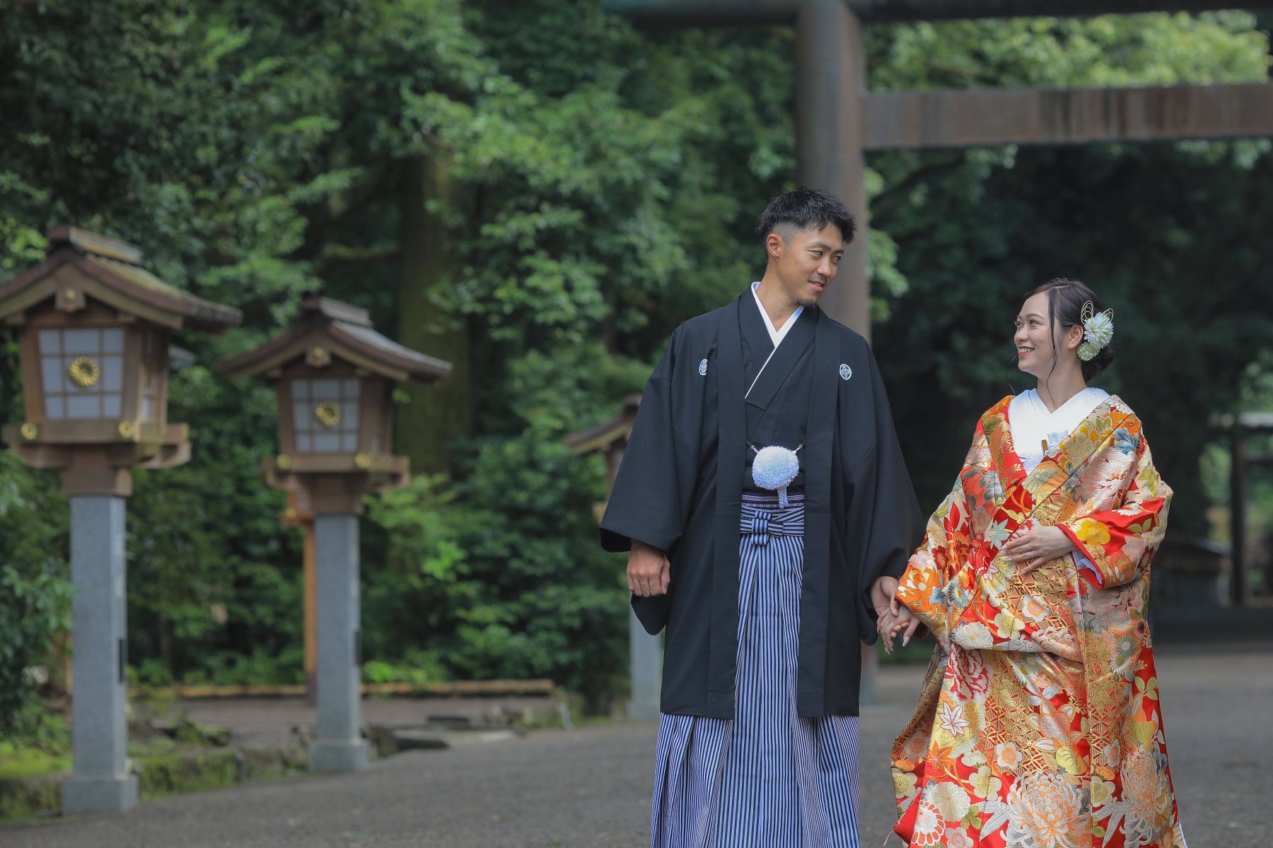 手を繋いで参道を歩くお2人