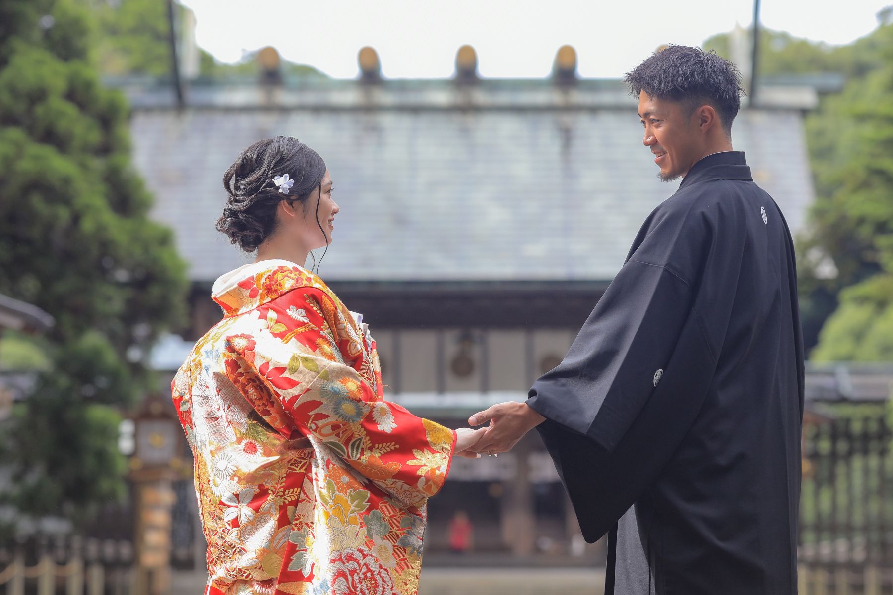 新郎が手を差し伸べる写真