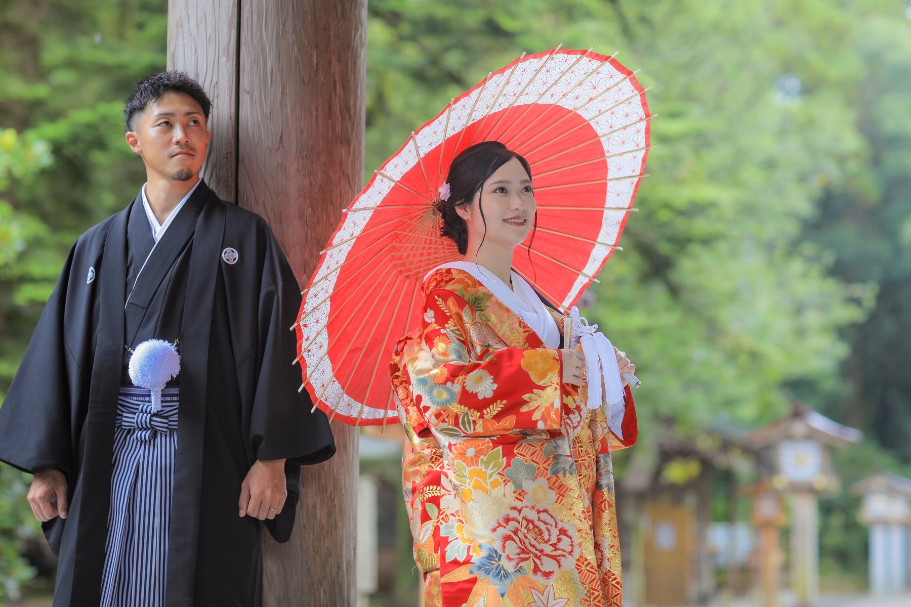 和傘を持って遠くを見つめるお2人