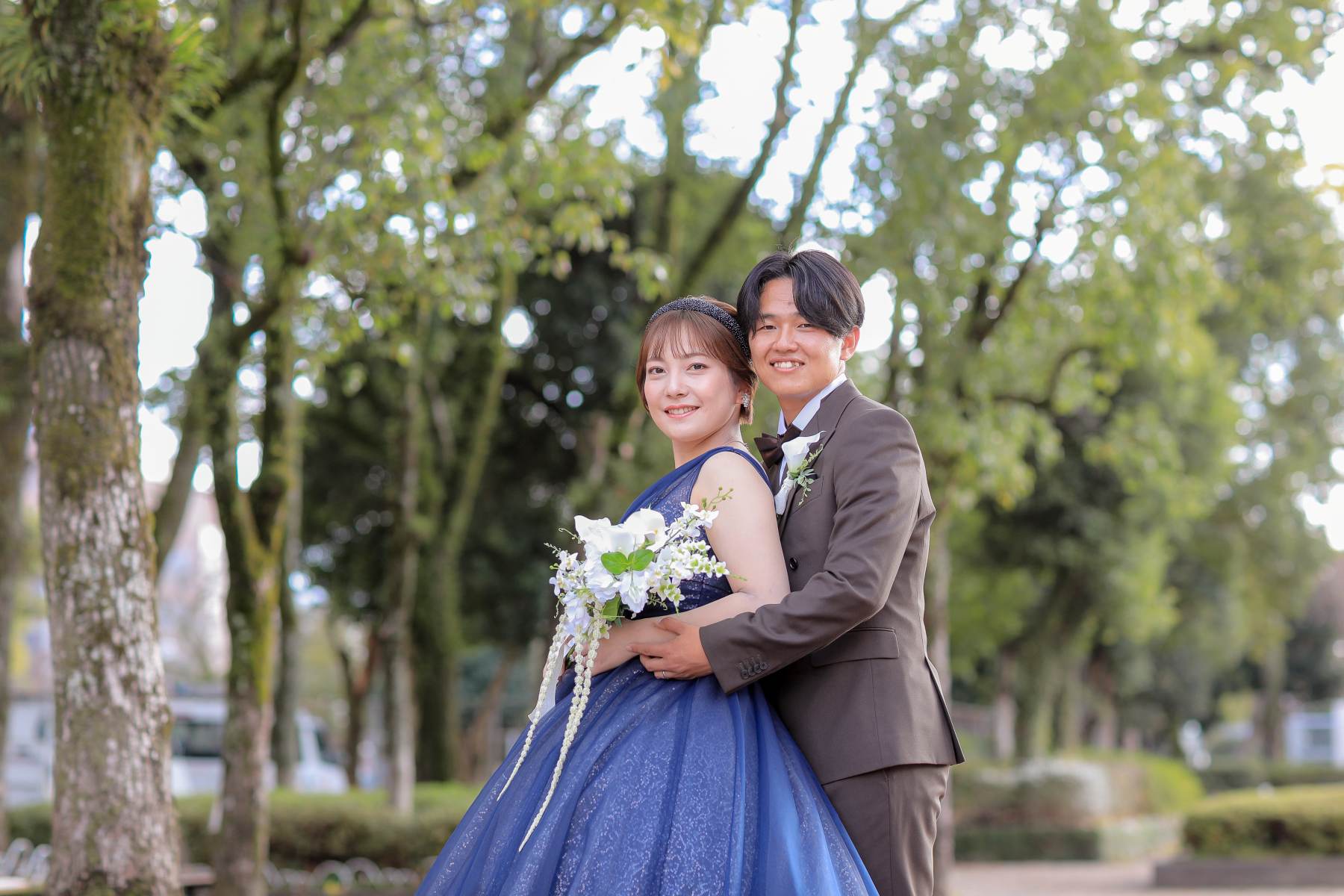公園で寄り添い合うお2人