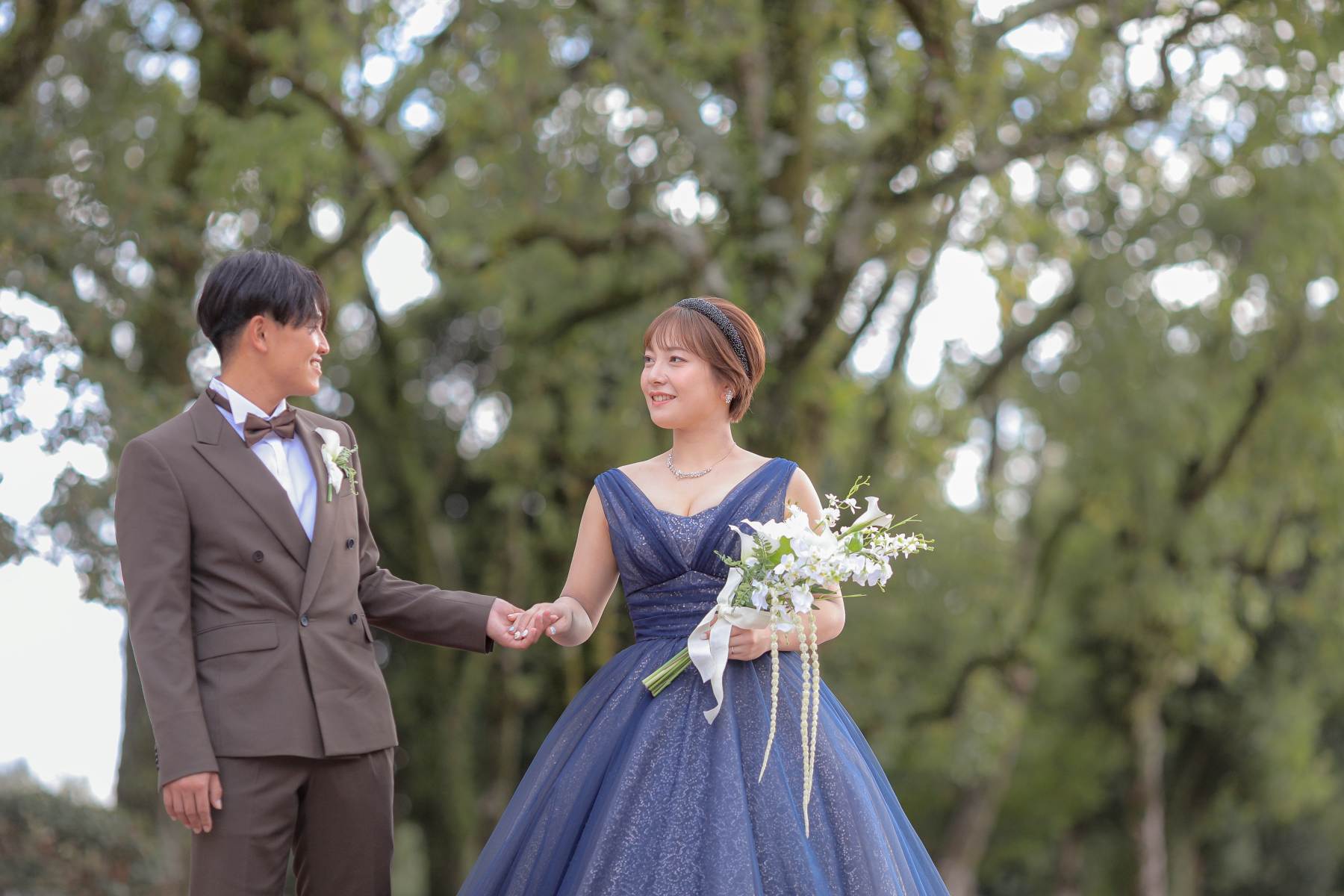 新郎にエスコートされる新婦