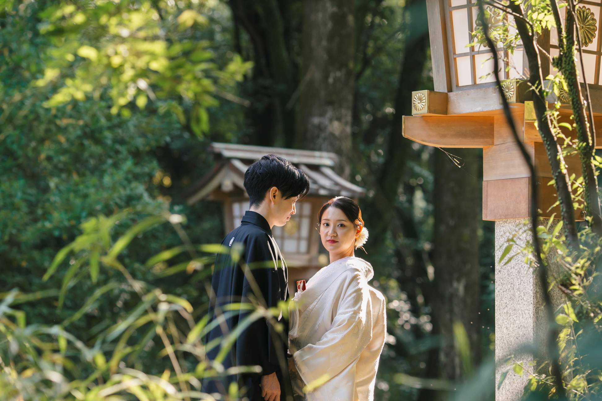 灯篭と寄り添うお2人