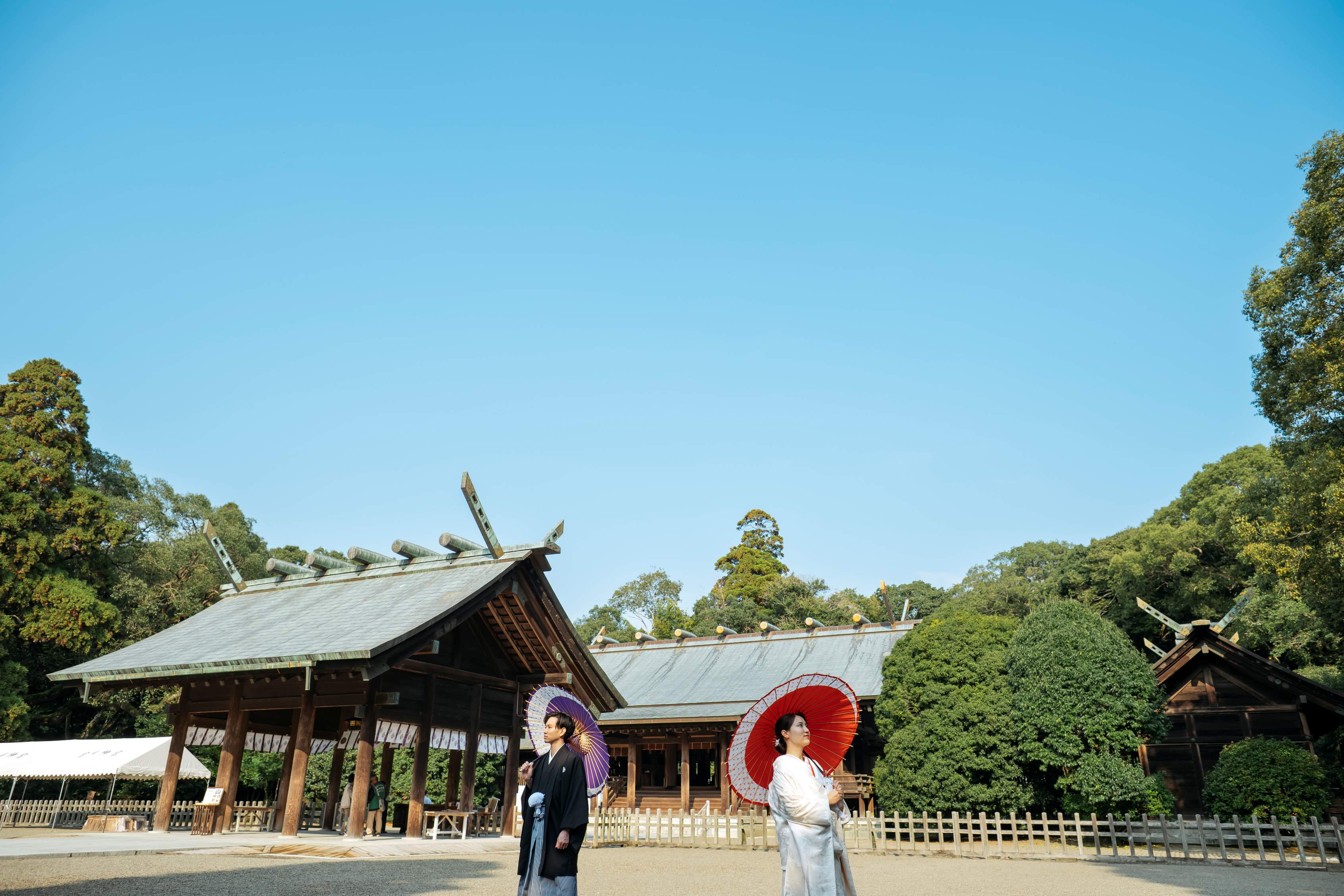 青空と宮崎神宮とお2人