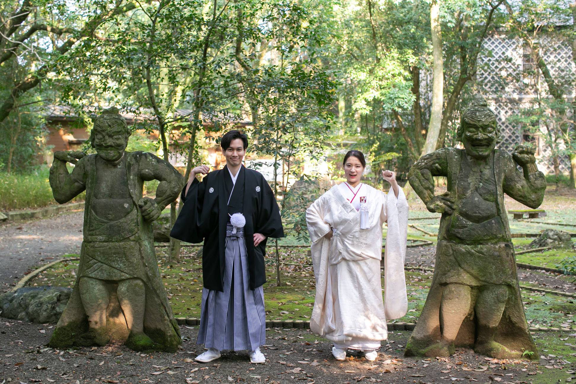 神社を守護する随神像との写真