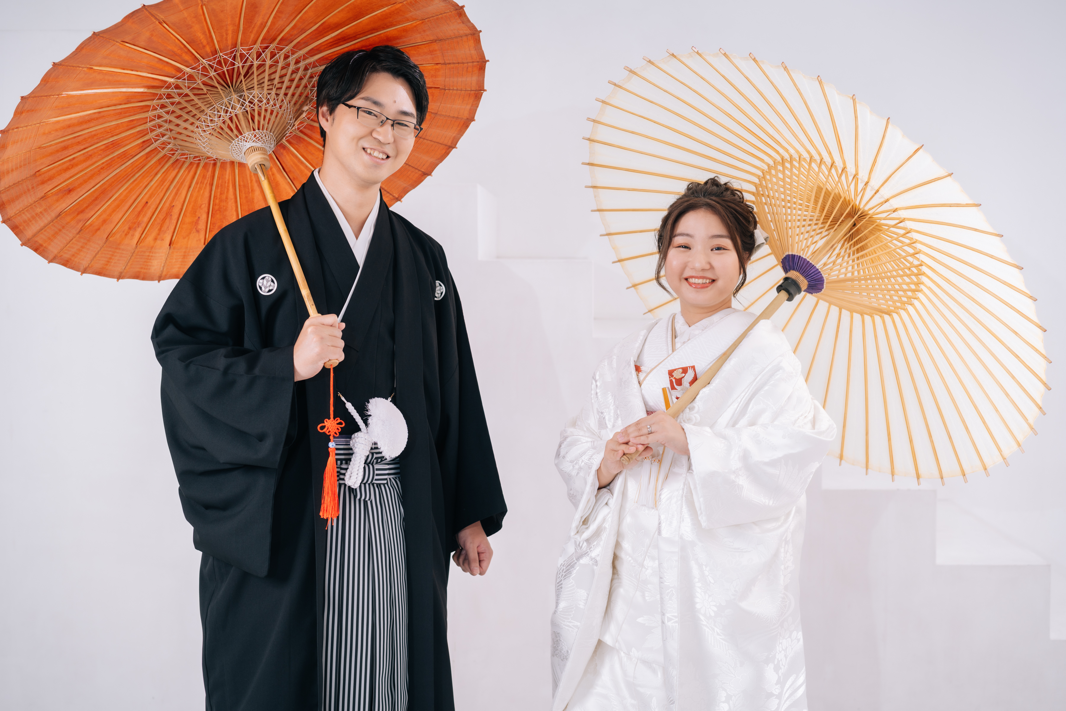 和傘を持った新郎新婦