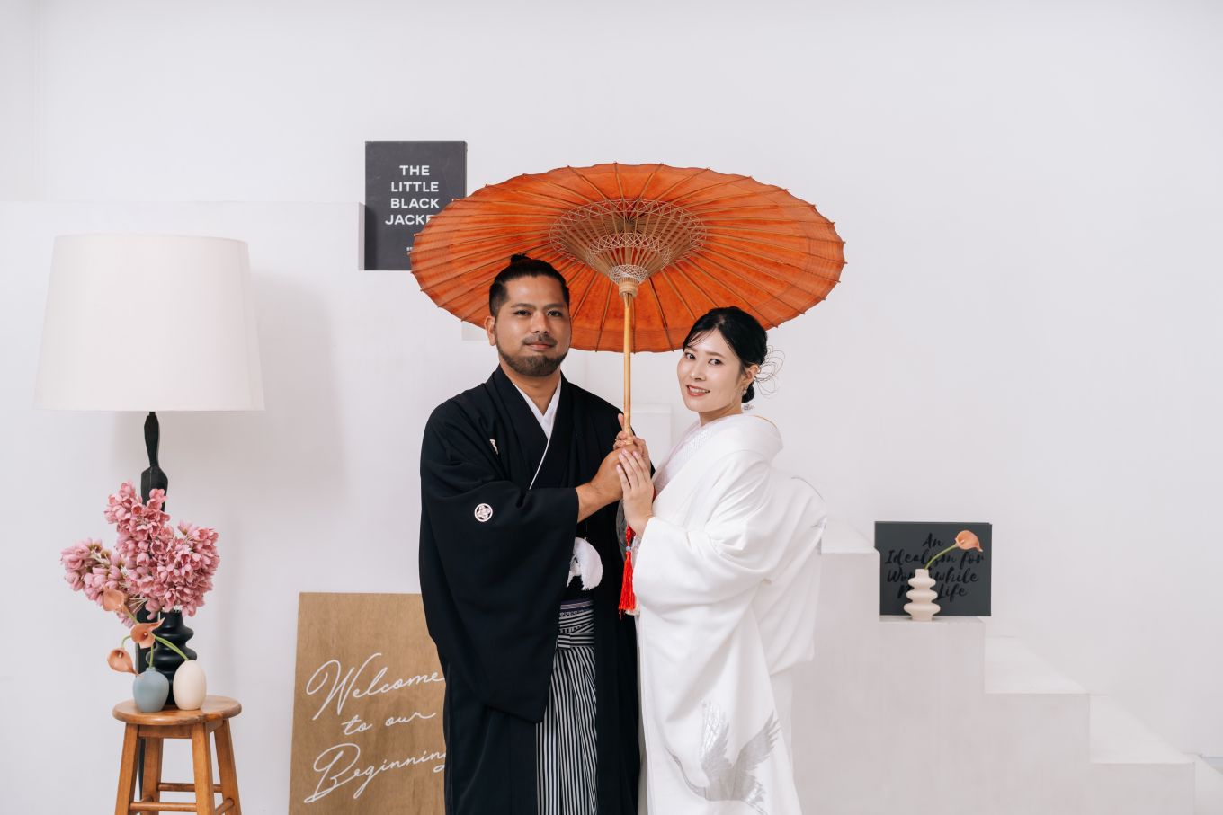 和傘を持った新郎新婦