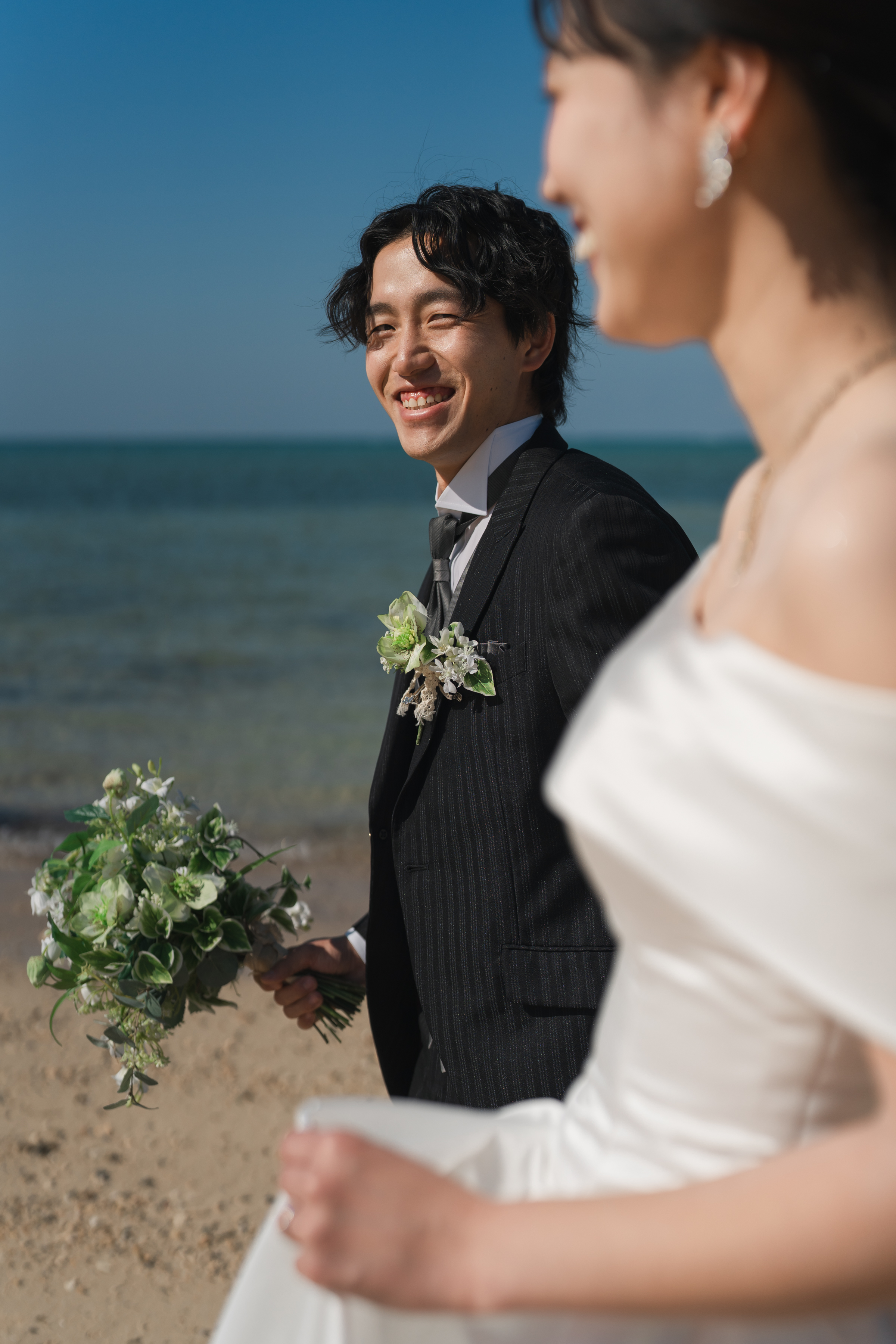 水平線の綺麗なビーチでウェデングフォト