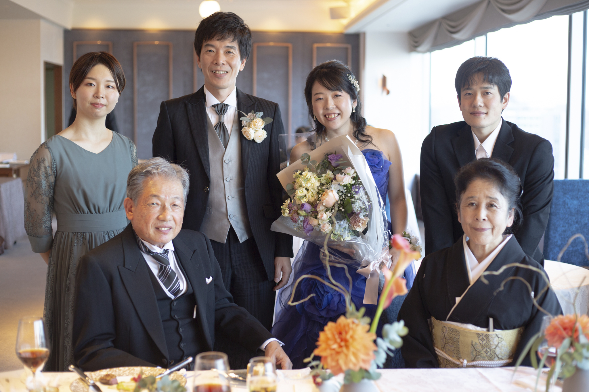 パーティー会場でゲストと