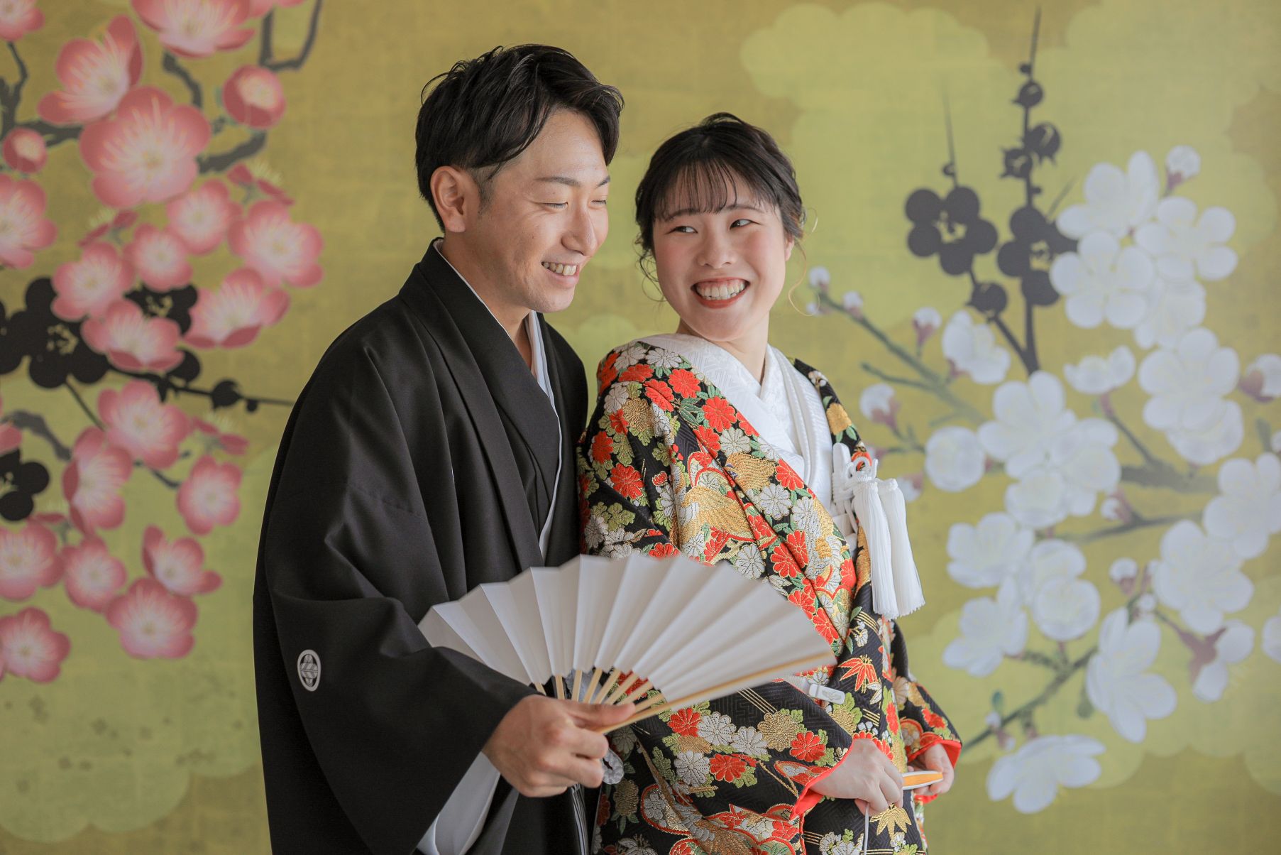 扇子で仰ぐ新郎