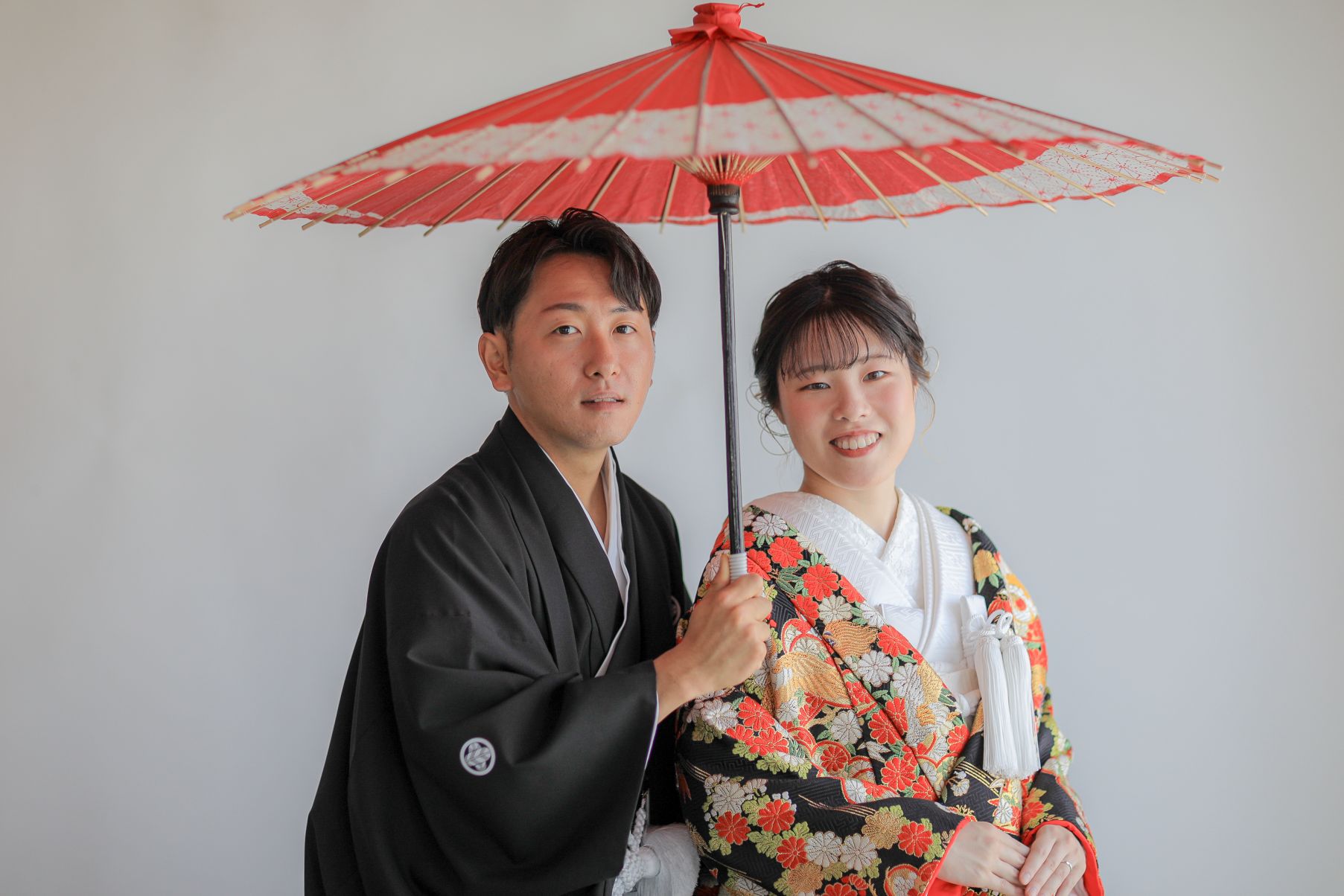 和傘で相合傘をするお2人