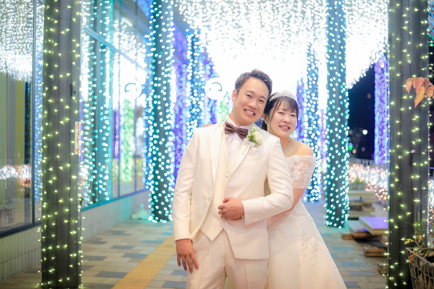 新婦のバックハグの写真