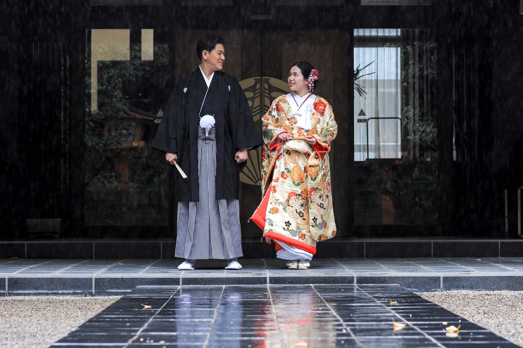 雨で地面に反射するお2人