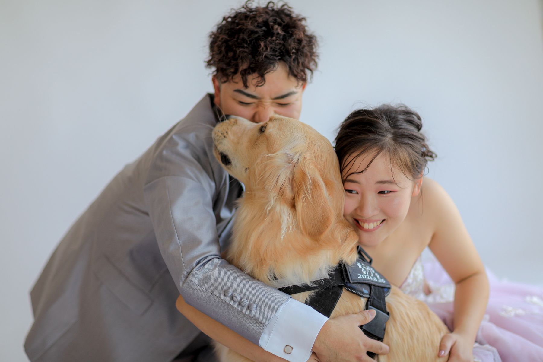 愛犬をギューッとする写真