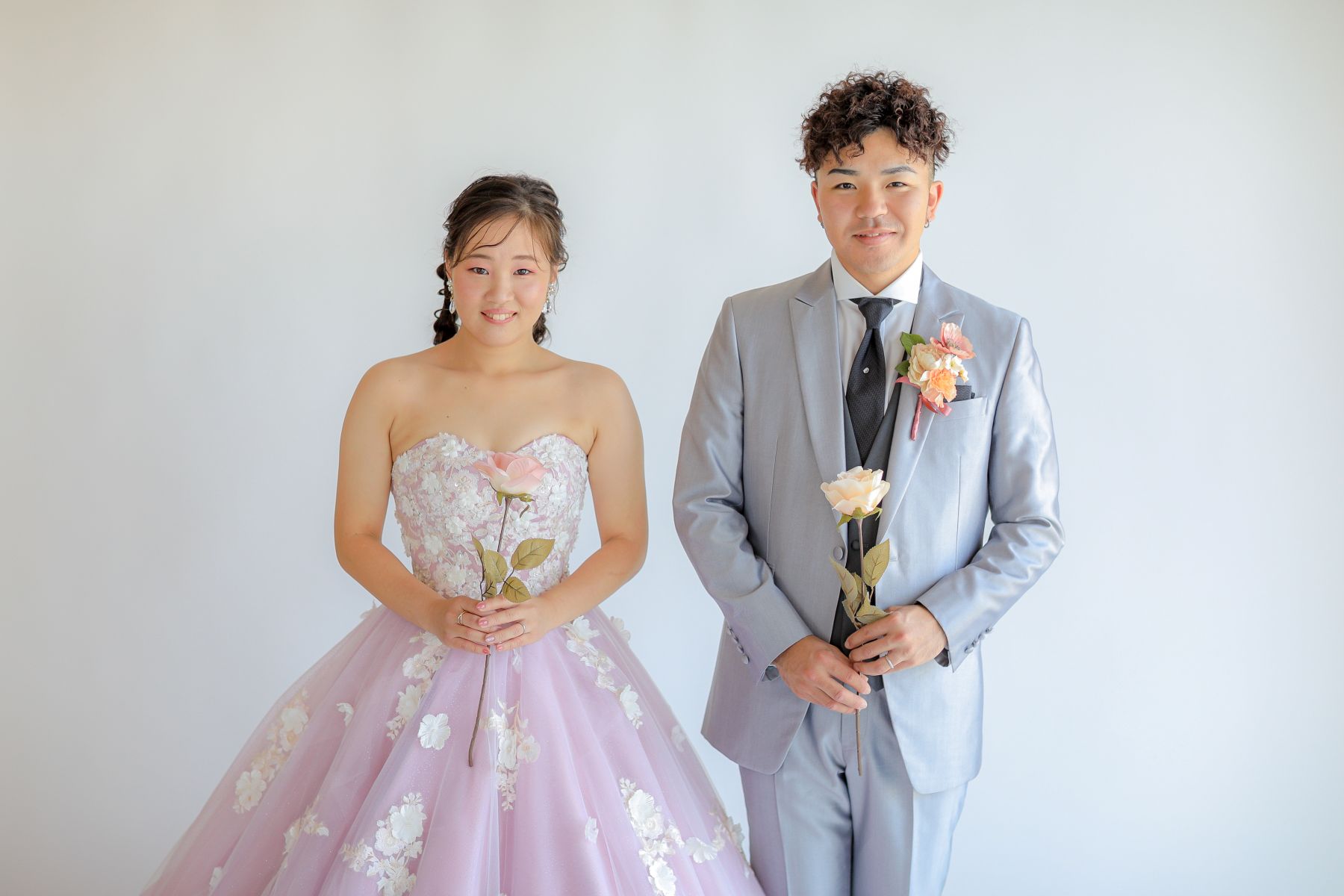 シンプル背景で撮影するお2人