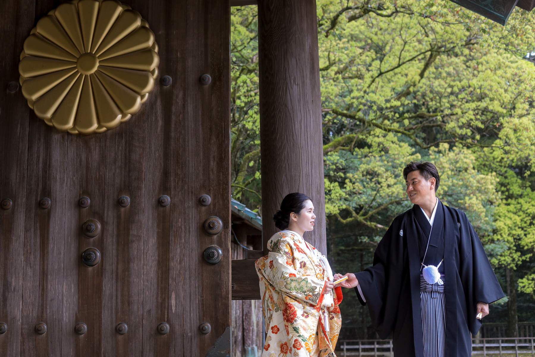 新郎にエスコートされる写真
