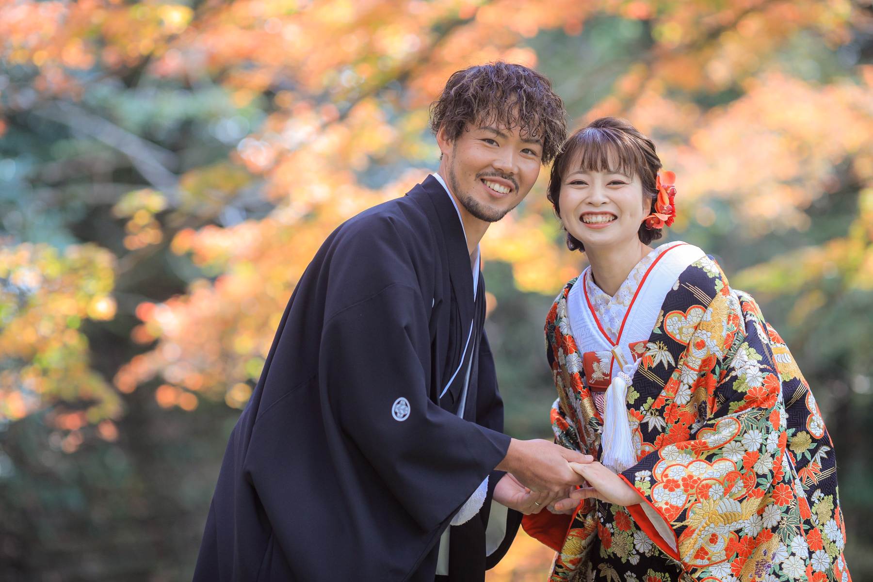 紅葉を背に笑顔のお2人