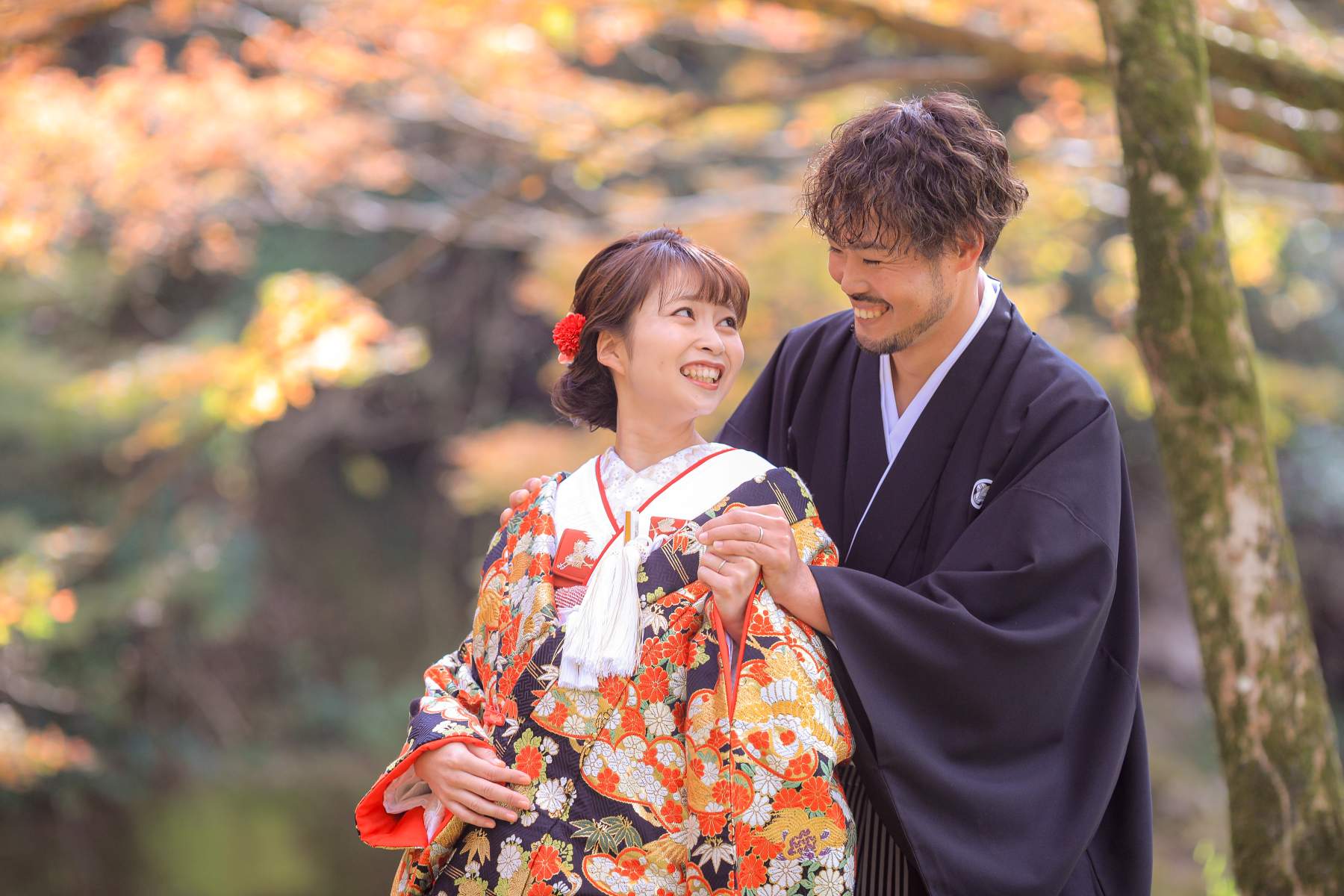 紅葉を背に見つめ合うお2人