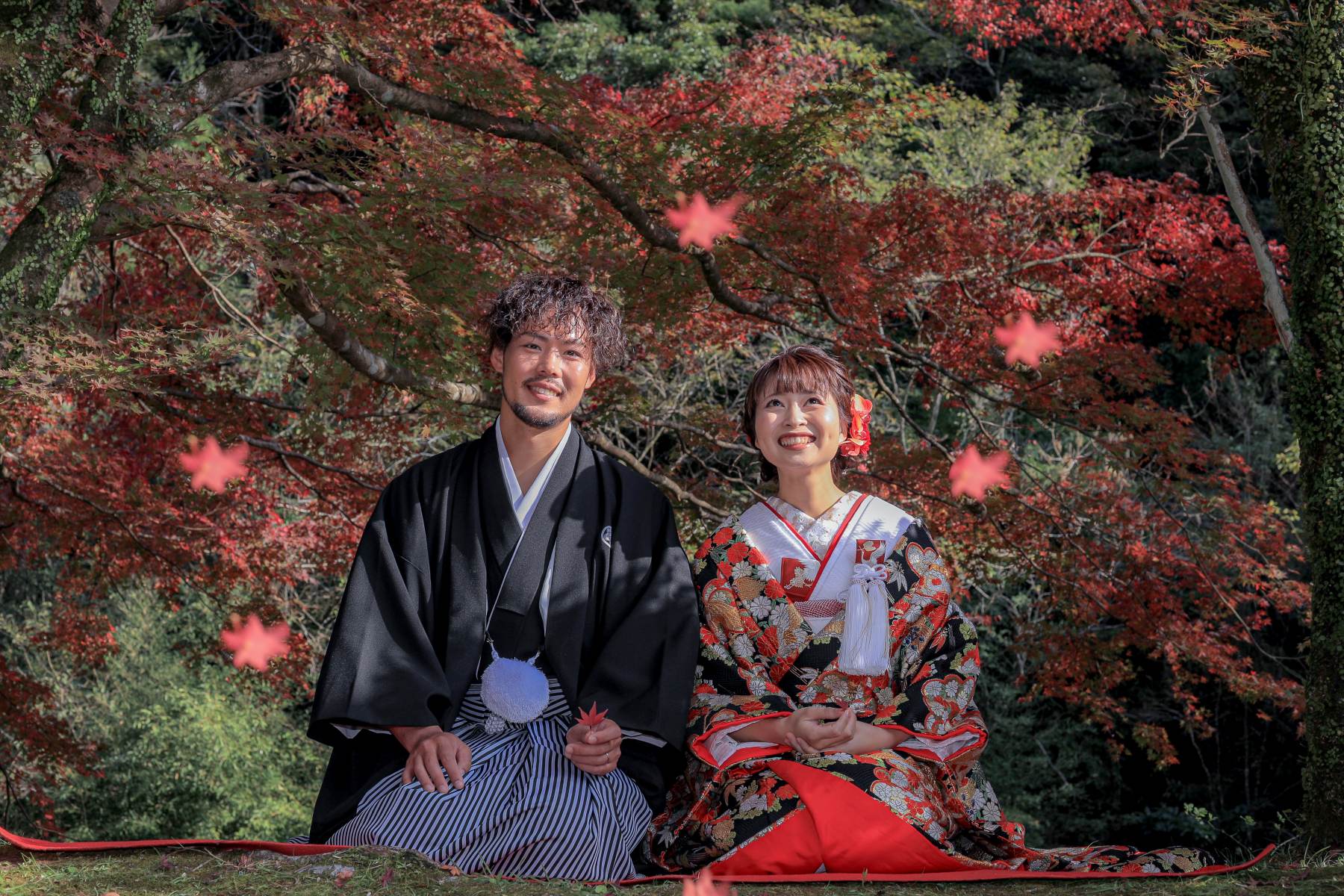 紅葉シャワーで正座ショット