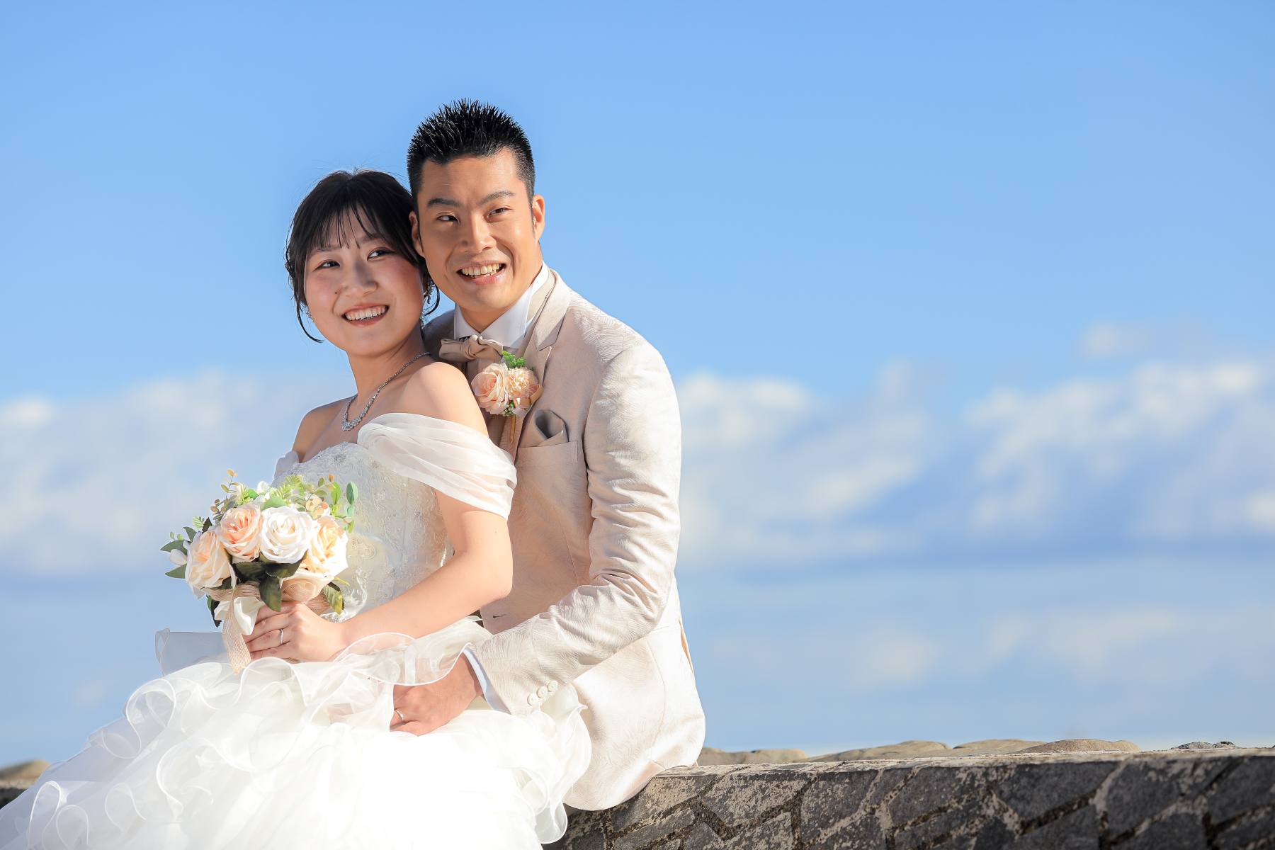 海風を感じながら海を見るお2人