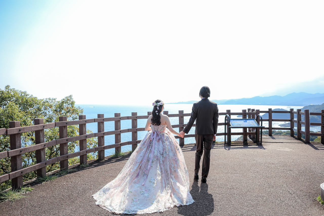 手を繋いで海を見るお2人