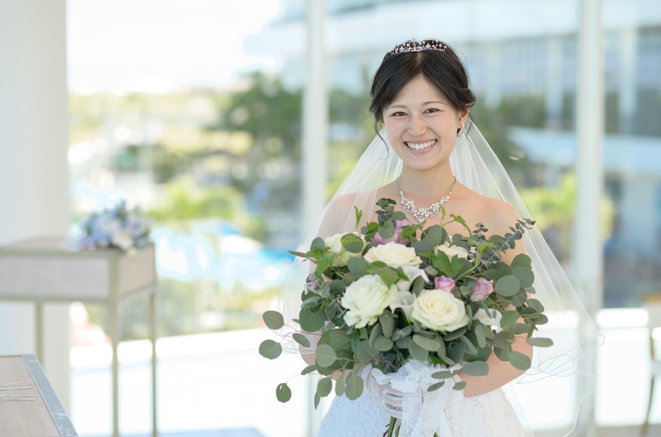 光が差し込むチャペルで、花嫁様のとびきりの笑顔