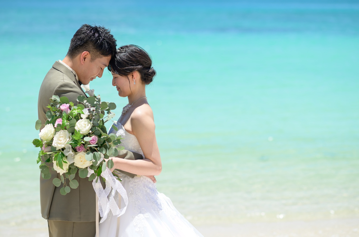 透き通る海を前に、思わず笑みがこぼれる瞬間