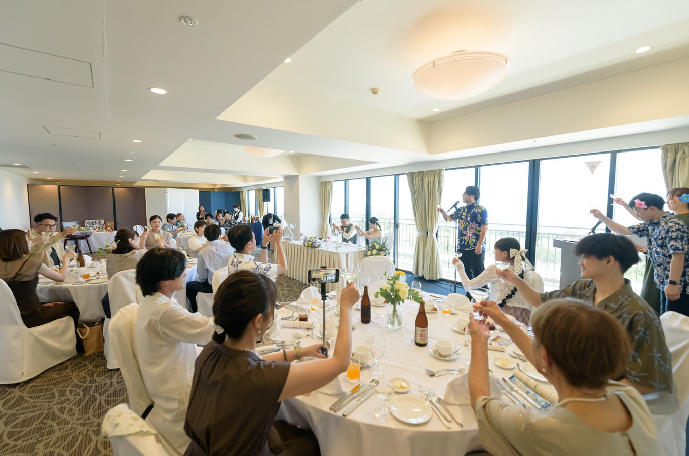 会場全体で「カンパイ！」にぎやかな披露宴のはじまり