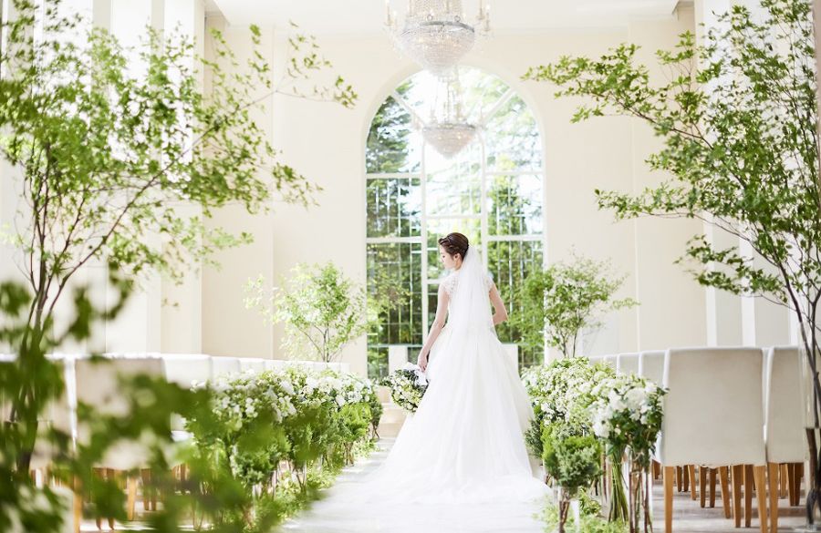 自然光あふれるガラス張りチャペル「CHAPEL BLOSSOM」