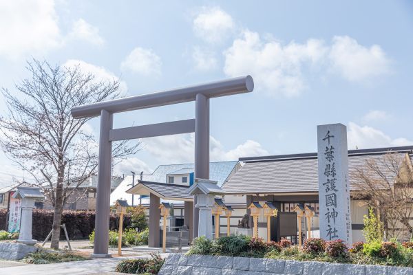 千葉護國神社は、悠久の歴史と伝統を受け継ぎながら、移転間もない美しい新社殿を備える格式高い神社です。
木の温もりと洗練された建築美が調和する神聖な空間は、人生の節目を迎えるおふたりにふさわしい舞台。
厳粛な空気に包まれながら、日本の伝統美を大切にした格調高い神前式を執り行うことができます。