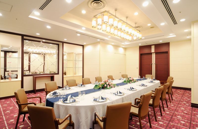厳かな神前式のあとは、京成ホテルミラマーレ内の上質な会食会場で大切なゲストをおもてなし。落ち着きと気品に満ちたプライベート空間で、美食を囲みながらご家族やご親族との温かなひとときをお過ごしいただけます。神社の格式とホテルの快適さを兼ね備えた、理想の和婚スタイルが叶います。
人数様に合わせて様々なお食事会場をご提案させていただきます。

※写真は15名様までの会場【梅・桃・桜】
　16名様～24名様までは【カサブランカ・カトレア】＋￥16,500
    24名様～40名様までは【オーキッド】＋￥16,500